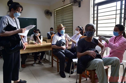 Tiêm ngừa Covid-19 cho người cao tuổi. (Ảnh:THÀNH ĐẠT)