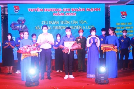 Ban Thường vụ Tỉnh đoàn Thừa Thiên Huế trao Bằng khen cho các chi đoàn mạnh được tuyên dương trong dịp này.