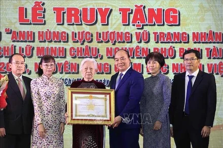 Chủ tịch nước Nguyễn Xuân Phúc dự Lễ truy tặng danh hiệu “Anh hùng lực lượng vũ trang nhân dân” cho đồng chí Lữ Minh Châu. (Ảnh: Thống Nhất/TTXVN)