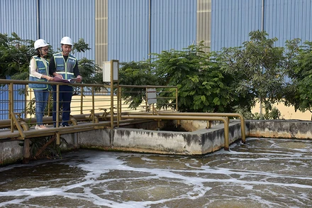 Kỹ sư Nhà máy xử lý nước thải tập trung, khu công nghiệp Nam Cầu Kiền (Hải Phòng) kiểm tra và vận hành thiết bị.Ảnh: KHÁNH AN