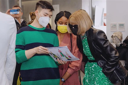 Phan Đăng Hoàng giới thiệu các thiết kế của mình cho Tổng Biên tập tạp chí Vogue Anna Wintour. (Ảnh: Facebook nhân vật)