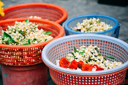 Hoa bưởi được bày bán trên phố Hàng Khoai để phục vụ người dân mua sắm cho ngày mùng 1 đầu tháng. (Ảnh: Minh Duy)