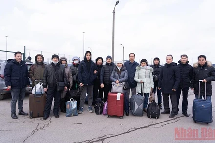 Đón người dân tại cửa khẩu Matveev Kurgan. (Ảnh: THANH THỂ)