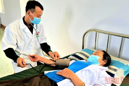 Cán bộ quân y Bộ đội biên phòng tỉnh Đắk Lắk khám cho người dân khu vực biên giới.