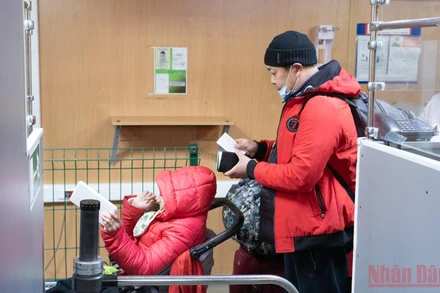 Ông Phạm Văn Duẩn và con gái trên đường sơ tán. (Ảnh: Thanh Thể)