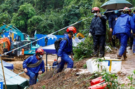 Nhân viên cứu hộ làm việc tại hiện trường vụ rơi máy bay, ngày 24/3. (Ảnh: Reuters)