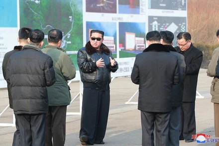 Nhà lãnh đạo Triều Tiên Kim Jong Un tại bãi phóng vệ tinh Seohae, ngày 11/3/2022. (Ảnh: Hãng thông tấn Trung ương Triều Tiên-KCNA)