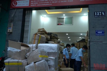 Lực lượng chức năng kiểm tra kho hàng nghi nhập lậu. 