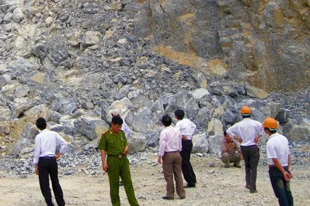 Lực lượng chức năng tỉnh Quảng Bình kiểm tra một mỏ đá xây dựng ở huyện Tuyên Hóa.