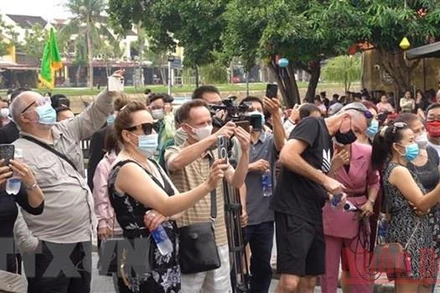 Du khách quốc tế du lịch Việt Nam với hộ chiếu vaccine. (Ảnh: Đoàn Hữu Trung/TTXVN)