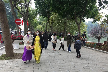 Không gian hồ Hoàn Kiếm luôn là điểm đến được nhiều khách du lịch ưa thích khi đến Hà Nội.