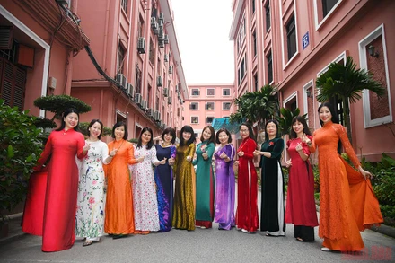 Những tà áo dài với muôn sắc màu vừa hiện đại, thanh lịch, vừa duyên dáng, đầy quyến rũ của các chị em Bộ Kế hoạch và Đầu tư (Hà Nội). (Ảnh: THÀNH ĐẠT)