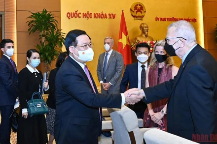 Chủ tịch Quốc hội Vương Đình Huệ với các đại biểu tại buổi làm việc. (Ảnh: Duy Linh)