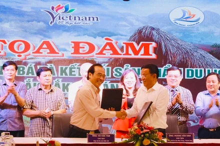 Hiệp hội Du lịch tỉnh Đắk Lắk và Khánh Hòa ký kết chương trình hợp tác liên kết tạo ra sản phẩm du lịch hấp dẫn.
