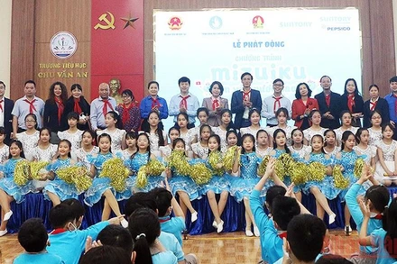 Các đại biểu cùng thiếu nhi tại buổi lễ phát động chương trình.