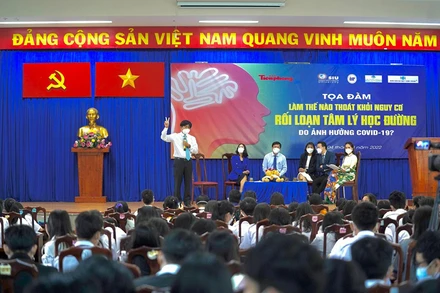 Các chuyên gia tâm lý, đại diện nhà trường trao đổi tại buổi tọa đàm. 