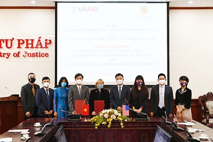 Bộ trưởng Tư pháp Lê Thành Long và các đại biểu tại Lễ ký kết Bản ghi nhớ. Ảnh: Bộ Tư pháp