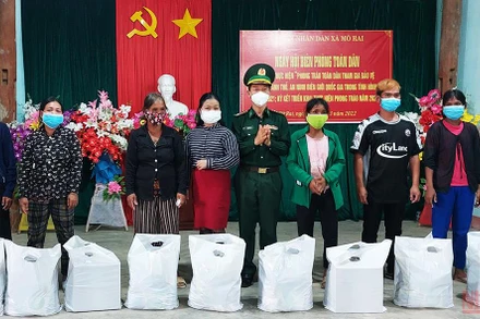 Bộ đội Biên phòng tỉnh Kon Tum tặng quà cho các hộ nghèo xã Mô Rai, huyện Sa Thầy.