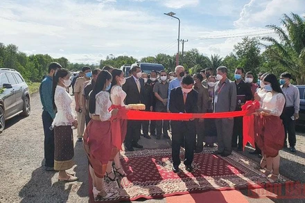 Đại sứ Việt Nam tại Campuchia Nguyễn Huy Tăng tham gia cắt băng khánh thành công trình (Ảnh: Nguyễn Hiệp)