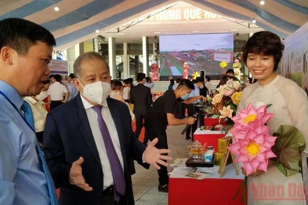 Lãnh đạo tỉnh và các ban, ngành tham quan các gian hàng trưng bày triển lãm sản phẩm.