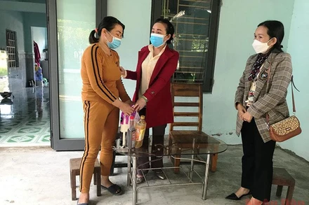 Phụ nữ phường Hòa Xuân, quận Cẩm Lệ tặng quà hỗ trợ phụ nữ đơn thân, bị bệnh hiểm nghèo.