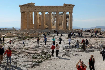 Du khách thăm Đền Parthenon trên đỉnh đồi Acropolis ở Athens, Hy Lạp hôm 26/2/2022 (Ảnh: REUTERS)