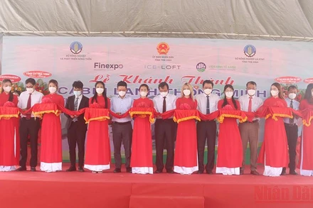 Cắt băng khánh thành kho lạnh thông minh đạt tiêu chuẩn châu Âu tại xã Bình Phú, huyện Càng Long, tỉnh Trà Vinh.