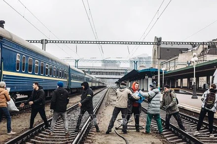 Các tình nguyện viên vận chuyển hàng cứu trợ tại Kiev, Ukraine ngày 3/3/2022. (Ảnh: THX/TTXVN)