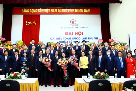 Lãnh đạo Đảng, Nhà nước và các đại biểu dự Đại hội chụp ảnh lưu niệm. (Ảnh: TTXVN) 