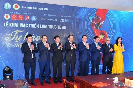 Đồng chí Nguyễn Trọng Nghĩa, Bí thư Trung ương Đảng, Trưởng Ban Tuyên giáo Trung ương và các đại biểu Khai mạc Triển lãm thực tế ảo “Tự hào một dải biên cương”. (Ảnh: ĐĂNG KHOA)