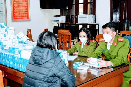 Đối tượng cùng số thuốc không rõ nguồn gốc tại cơ quan công an. 