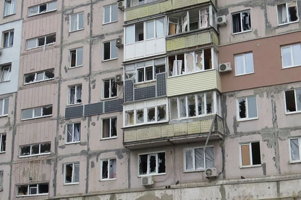 Một tòa nhà tại Mariupol, Ukraine, bị tàn phá trong vụ pháo kích gần đây. (Ảnh: Reuters)