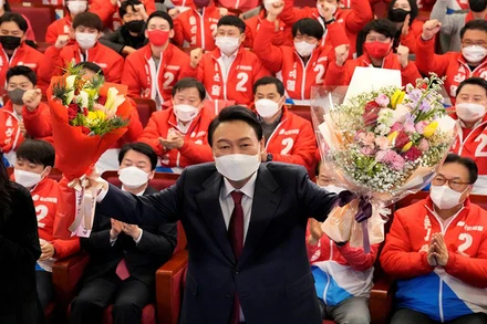 Ông Yoon Suk-yeol nhận hoa và lời chúc mừng từ các thành viên PPP và nghị sĩ tại Quốc hội Hàn Quốc, ngày 10/3. (Ảnh: Reuters)