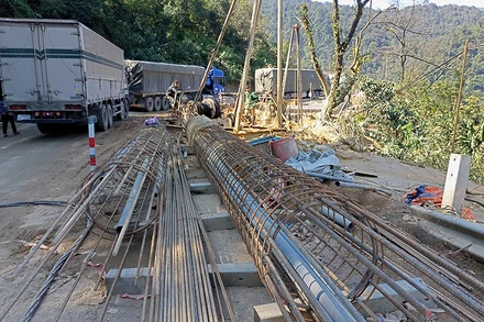 Quốc lộ 8A bị ách tắc, tiềm ẩn nguy cơ mất an toàn giao thông trong quá trình thi công.