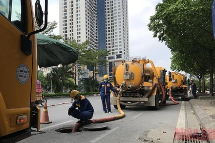 Công ty Thoát nước Hà Nội tiến hành nạo vét hệ thống thoát nước. 