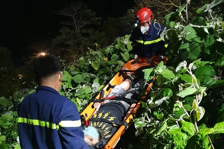 Lực lượng chức năng đưa nạn nhân lên khỏi vực sâu.