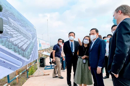 Lãnh đạo thành phố Hải Phòng thị sát thực địa các nhà máy đang xây dựng và các cơ sở sản xuất trong Khu công nghiệp Deep C (Hải Phòng).