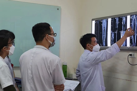 Các bác sĩ hội chẩn trước khi tiến hành ca phẫu thuật.