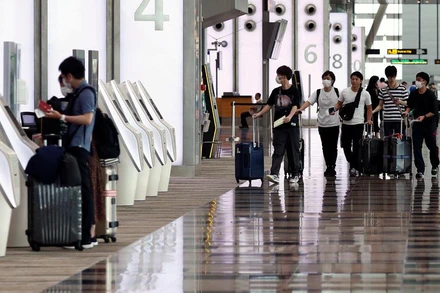 Singapore dỡ bỏ cách ly và xét nghiệm khi đến đối với du khách đã tiêm đủ liều vaccine ngừa Covid-19.(Ảnh: REUTERS)