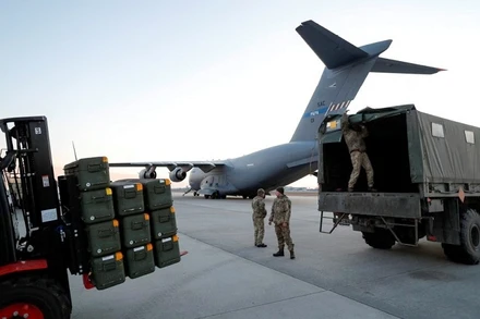 Viện trợ quân sự của Litva bao gồm tên lửa phòng không Stinger được chuyển giao cho Ukraine vào ngày 13/2/2022. (Ảnh: REUTERS)