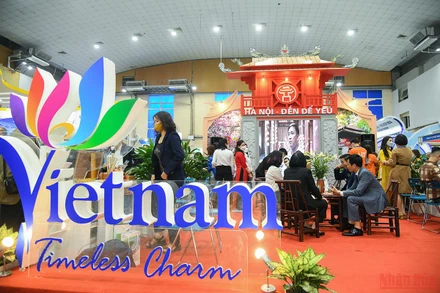 Du khách trải nghiệm không gian du lịch “Hà Nội-đến để yêu”. (Ảnh: THÀNH ĐẠT)