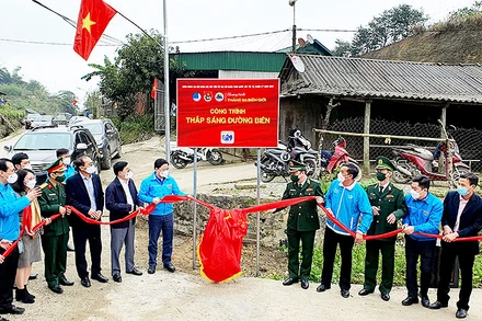 Ủy viên Trung ương Đảng, Bí thư thứ nhất Trung ương Đoàn Nguyễn Anh Tuấn (thứ 6 từ phải sang) và đại diện các cơ quan liên quan khánh thành công trình thanh niên “Thắp sáng đường biên”.