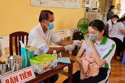 100% học sinh từ 12 tuổi đến dưới 18 tuổi ở Hậu Giang đã được tiêm vaccine phòng Covid-19.