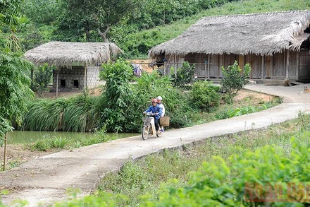Bê-tông hóa đường liên thôn, liên xã ở Tuyên Quang. (Ảnh minh họa: TRẦN HẢI)