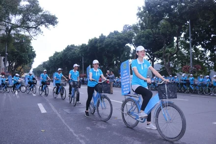 Tuổi trẻ Thủ đô diễu hành tuyên truyền thực hiện Quy tắc ứng xử.