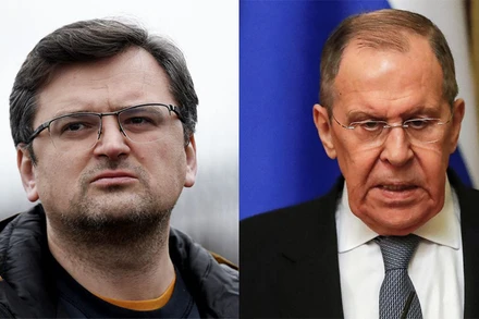 Ngoại trưởng Ukraine Dmytro Kuleba (trái) và Ngoại trưởng Nga Sergei Lavrov. (Ảnh tư liệu: Reuters)