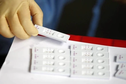 Nhân viên y tế kiểm tra kết quả xét nghiệm nhanh kháng nguyên Covid-19 tại 1 điểm xét nghiệm tạm thời ở thành phố Gwangju, tây nam Hàn Quốc, ngày 25/3/2022. (Ảnh: Yonhap)