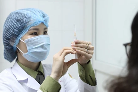 Tiêm thử nghiệm vaccine Nanocovax cho tình nguyện viên. (Ảnh: TTXVN)