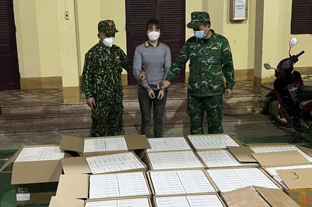 Đối tượng Dương Thị Nhân bị bắt cùng tang vật vụ án.