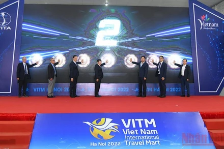 Các đại biểu bấm nút khai mạc VITM 2022 (Ảnh: Thành Đạt)